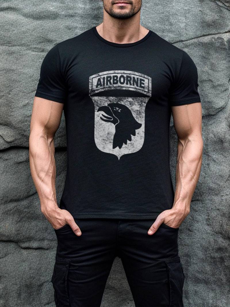 Army Military Veteran 101st in Der Luft Getragene Abteilung Insignia Beunruhigt Vatertagsgeschenk Für Papa Unisex Jersey Kurzarm T-Shirt von TrendyFindsCo