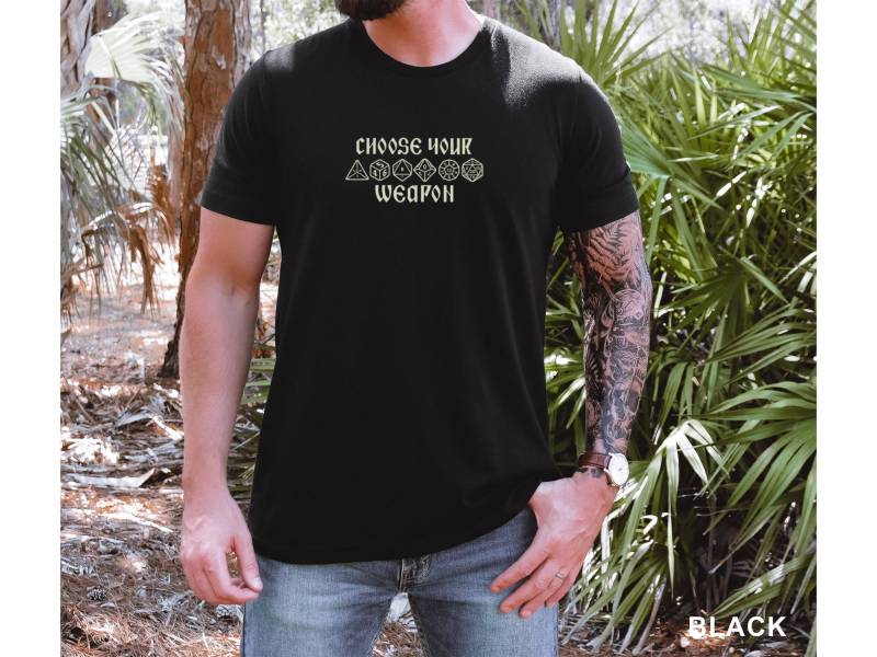 Dungeon Master Spielmeister Dm Gm Rpg Tabletop-Spiele Dnd D20 Wählen Sie Ihre Waffe Unisex Jersey Kurzarm T-Shirt von TrendyFindsCo
