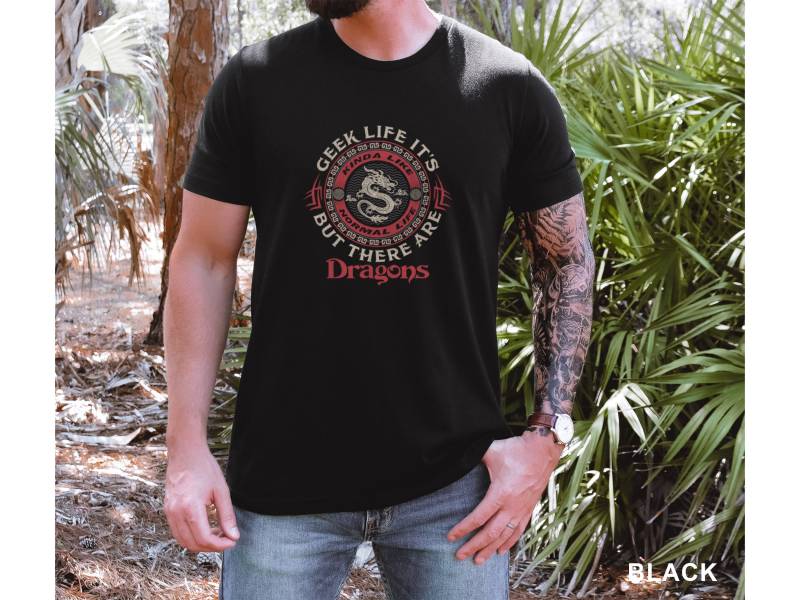 Geek Life Dnd Dnd Dungeon Master Spielmaster Dm Gm Rpg Tabletop Spiele D20 Unisex Jersey Kurzarm T-Shirt von TrendyFindsCo