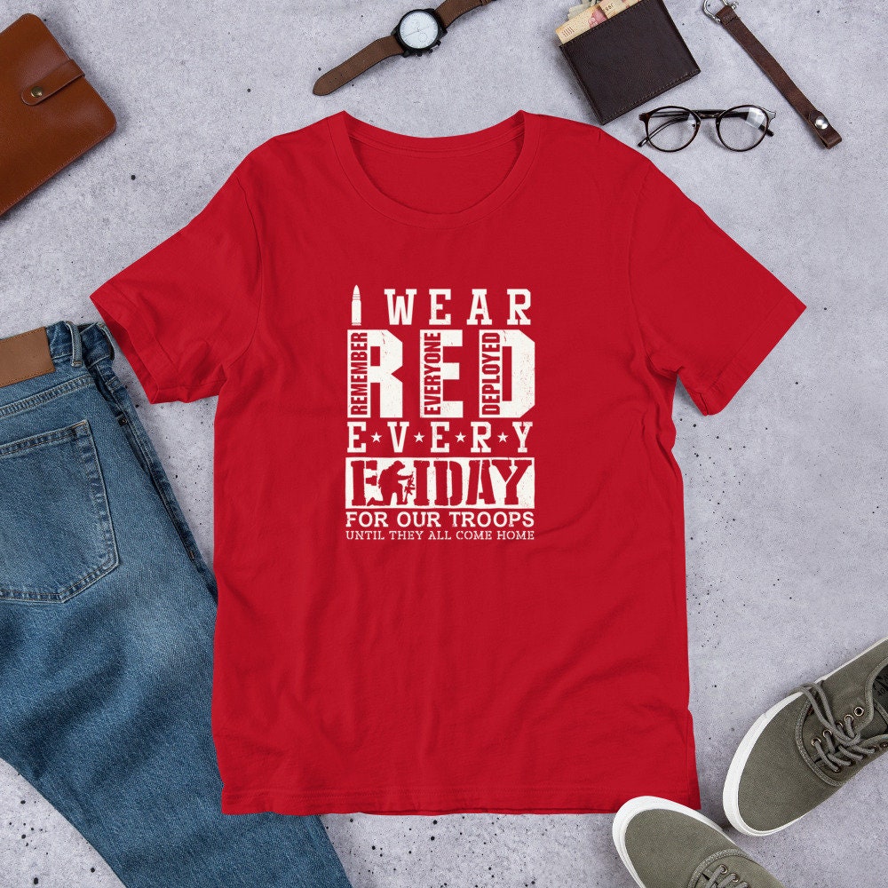 Ich Trage Rot Für Meine Remember Everyone Eingesetzt Military Army Familie Rot Freitag Kurzärmeliges Unisex-T-Shirt von TrendyFindsCo