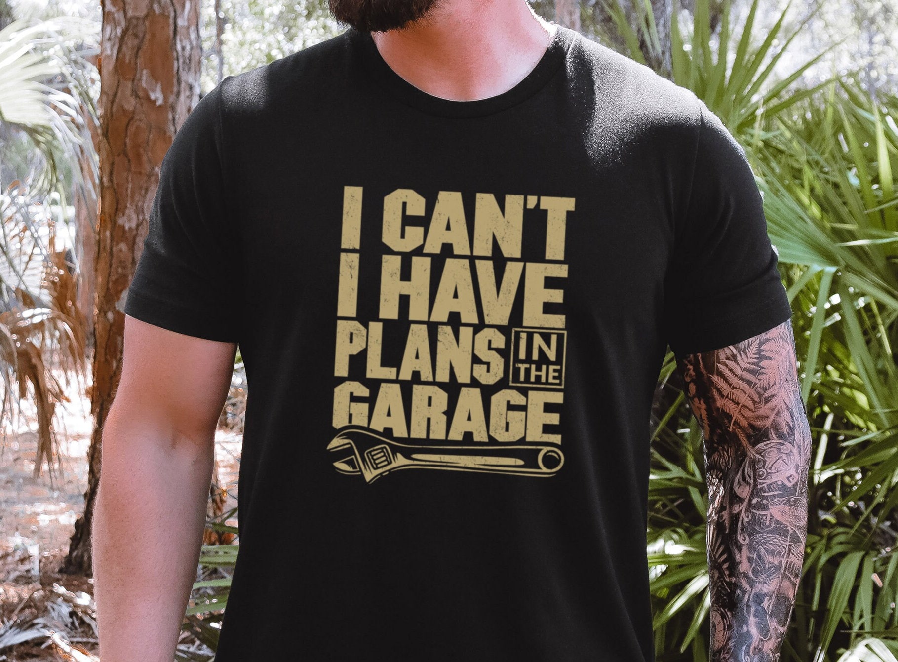 Lustig Ich Brauch Meine Werkstattzeit Mechaniker Hot Rod Motorradfahrer Habe Pläne in Der Werkstatt Kurzarm Unisex T-Shirt von TrendyFindsCo