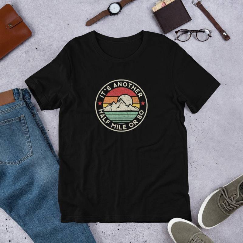 Lustig Wandern Berg Abenteuer Camping Retro Vintage Eine Andere Meile Bella + Canvas 3001 Unisex Jersey Kurzarm T-Shirt von TrendyFindsCo