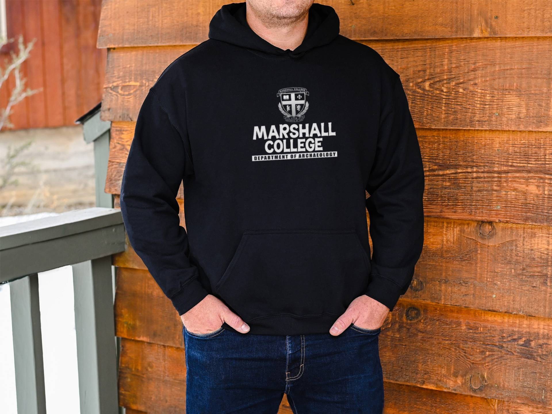 Marshall College Kapuzen-Sweatshirt Vatertag Geschenkidee Unisex Hoodie von TrendyFindsCo