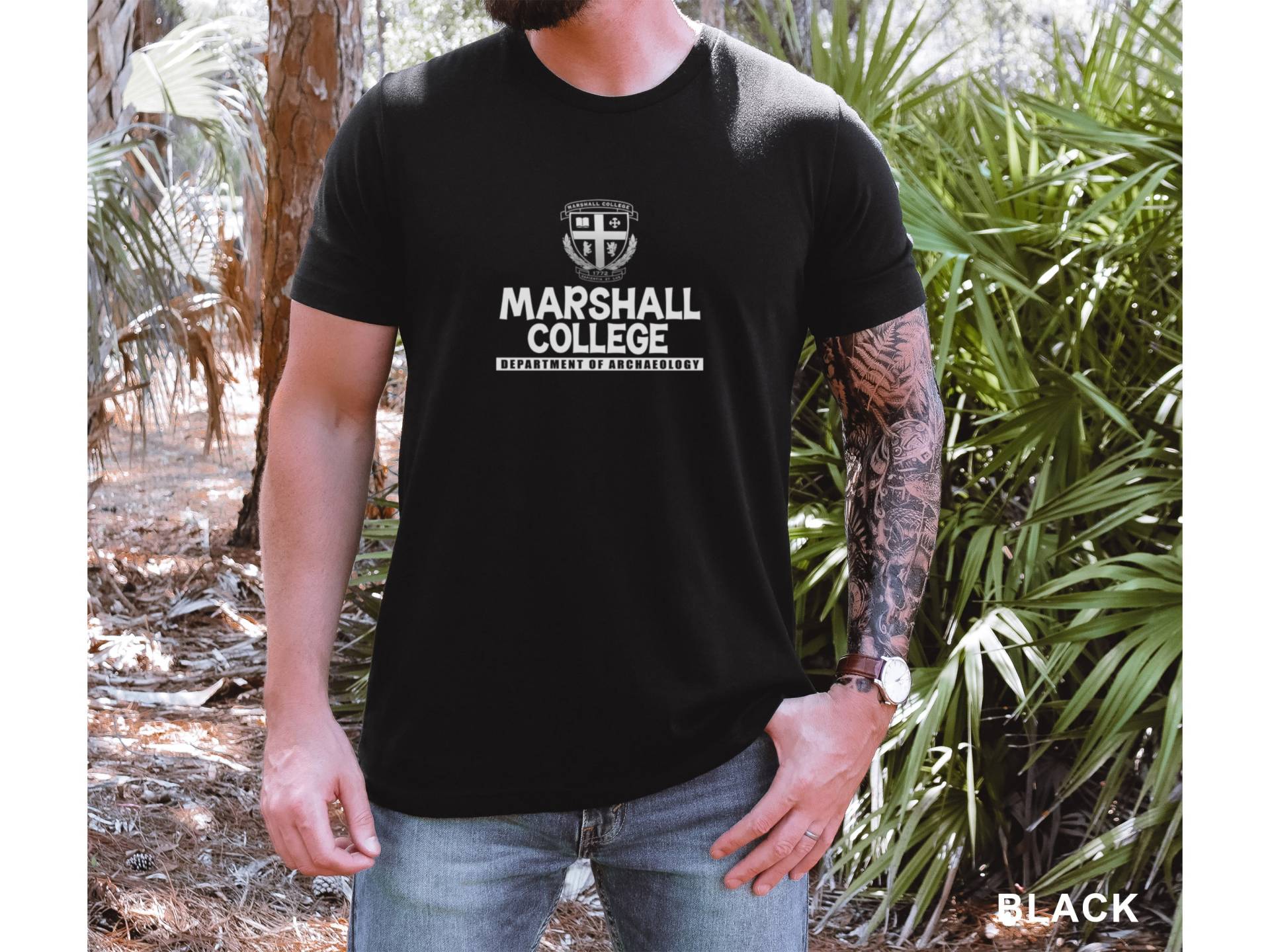 Marshall College Vatertag Geschenkidee Kurzärmeliges Unisex-T-Shirt von TrendyFindsCo