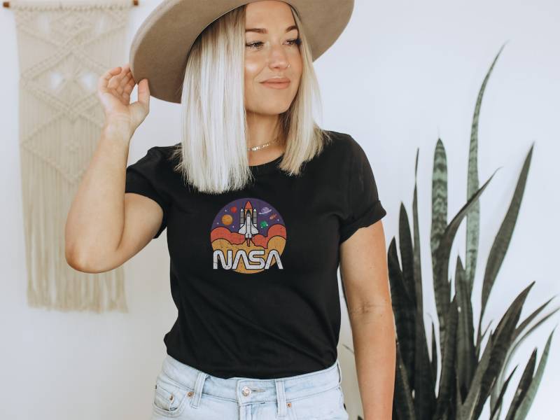 Nasa Space Shuttle Retro Vintage Start Unisex Jersey Kurzarm T-Shirt von TrendyFindsCo