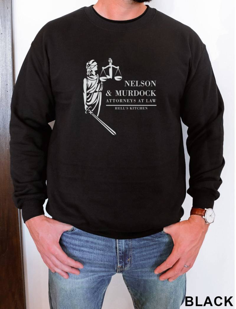 Nelson Und Murdock Rechtsanwälte Hell's Kitchen Retro 80Er Filmhemd Unisex Rundhals-Sweatshirt von TrendyFindsCo