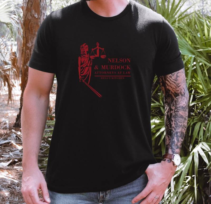 Nelson Und Murdock Rechtsanwälte Hell's Kitchen Sweatshirt Retro 80Er Jahre Film Unisex Jersey Kurzarm T-Shirt von TrendyFindsCo