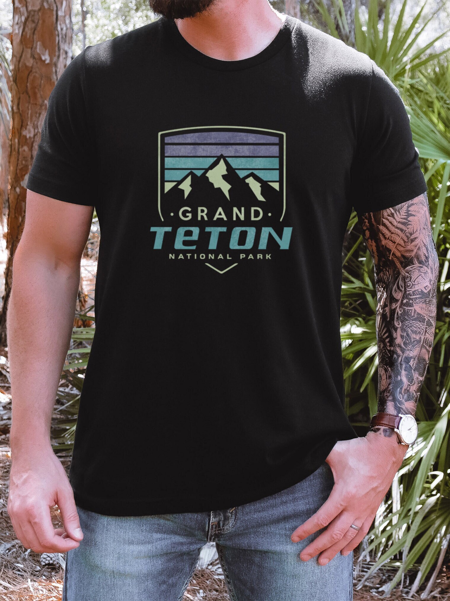 Retro Vintage Grand Teton Nationalpark Bergwandern Unisex Jersey Kurzarm T-Shirt von TrendyFindsCo