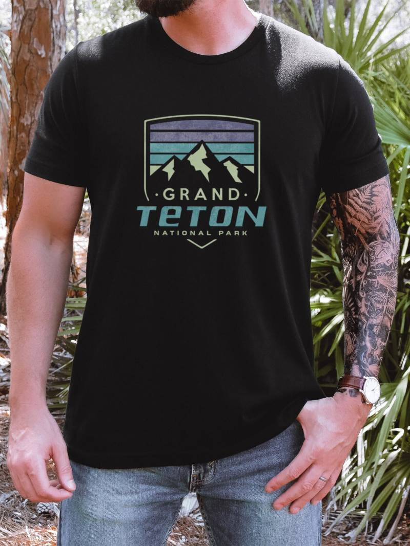 Retro Vintage Grand Teton Nationalpark Bergwandern Unisex Jersey Kurzarm T-Shirt von TrendyFindsCo