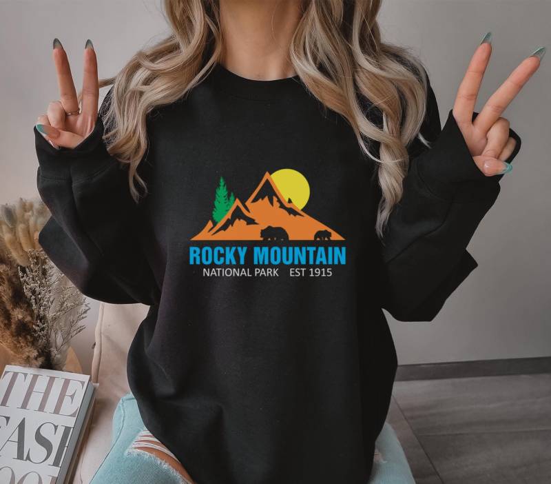 Vintage Rocky Mountain Nationalpark Retro-Design Urlaub Neuheit Unisex Crewneck Sweatshirt von TrendyFindsCo