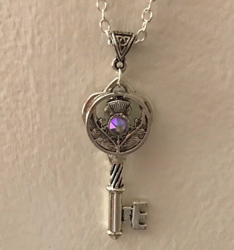 Outlander Scottish Distle Schottland Celtic Key Knot Silber Lila Halskette Outlander Scottish Distle Schottland Celtic Key Knot Silber Lila Halskette von TrendyGurlSales