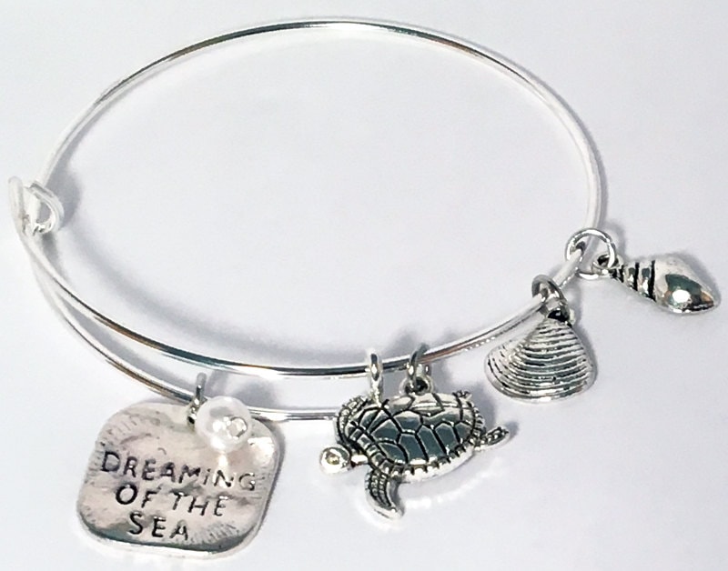 Strand Träumen Meer Ozean Schildkröte Shell Weiße Perle Charme Draht Armreif Silber Stapeln Armband Strand Träumen Meer Ozean Schildkröte Shell Weiße Perle Charme Draht Armreif Silber Stapeln Armband von TrendyGurlSales