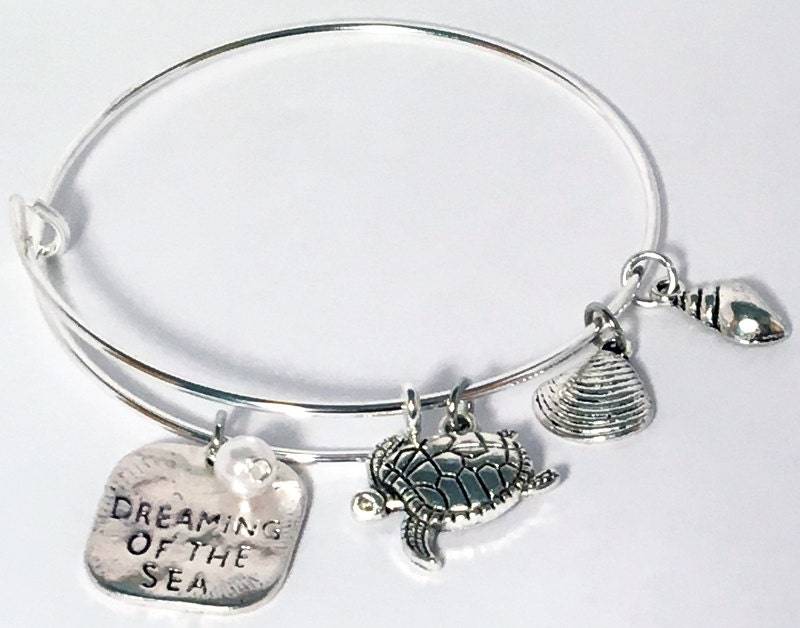 Strand Träumen Meer Ozean Schildkröte Shell Weiße Perle Charme Draht Armreif Silber Stapeln Armband Strand Träumen Meer Ozean Schildkröte Shell Weiße Perle Charme Draht Armreif Silber Stapeln Armband von TrendyGurlSales