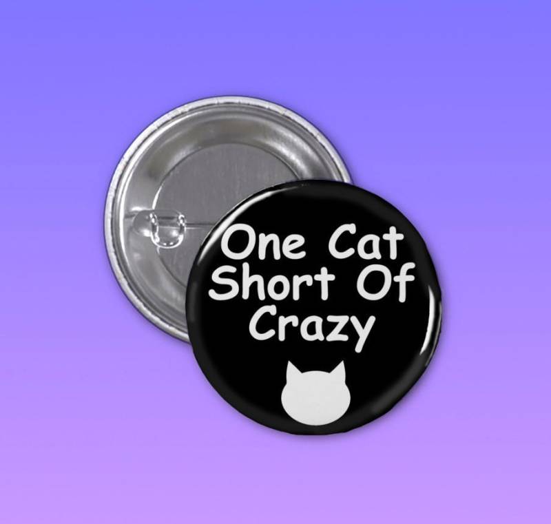Eine Katze Kurz Von Verrückt, Katze-Liebhaber-Pin, Button-Taste, Rucksack-Taste, Tumblr Pin, Haustier-Liebhaber-Geschenk von TrendyHedgehog