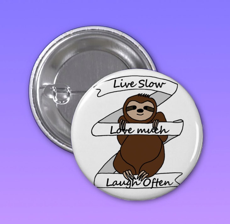 Faultier Live Langsam, Liebe Viel, Lachen Oft 1 1/4 Zoll Pin-Back-Taste, Rucksack-Pin, Rucksack-Taste von TrendyHedgehog
