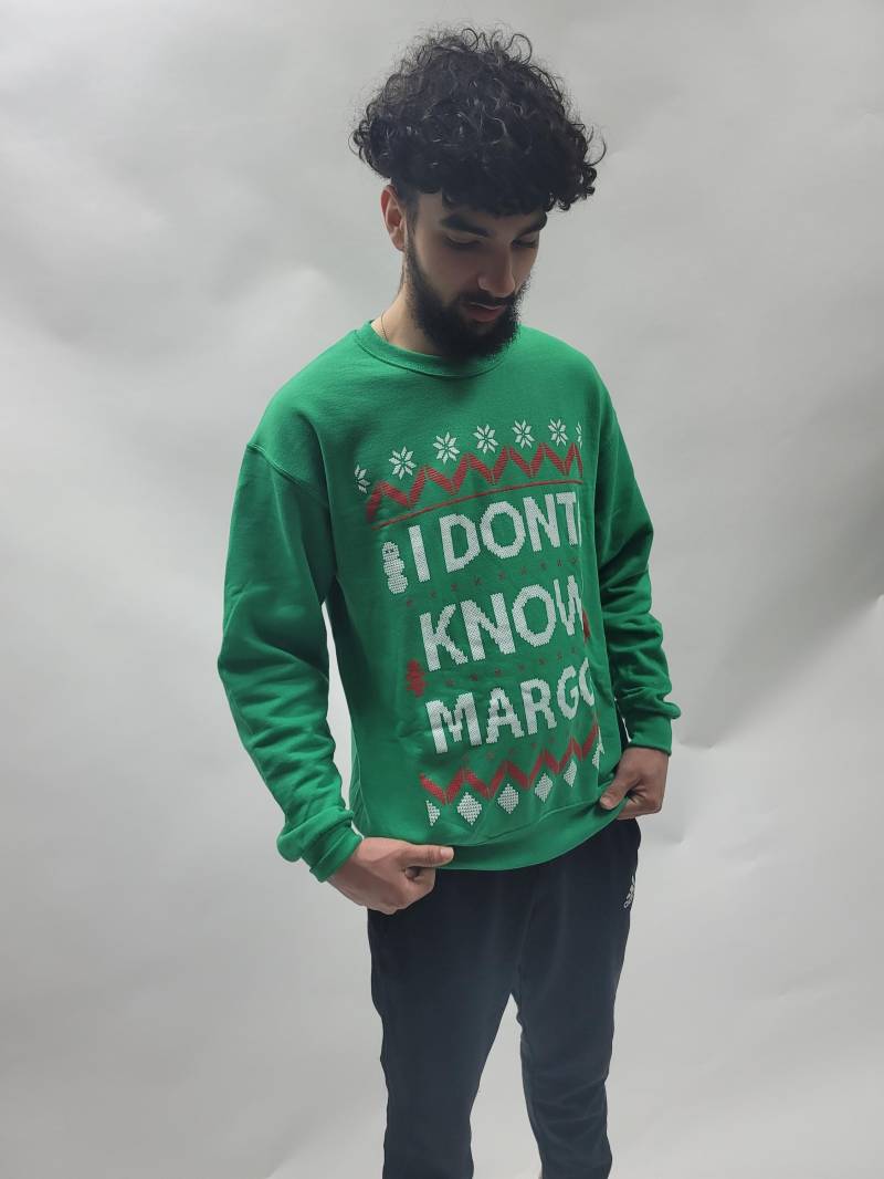 I Don't Know Margo Weihnachtliches Sweatshirt Grün von TrendyTeeStore