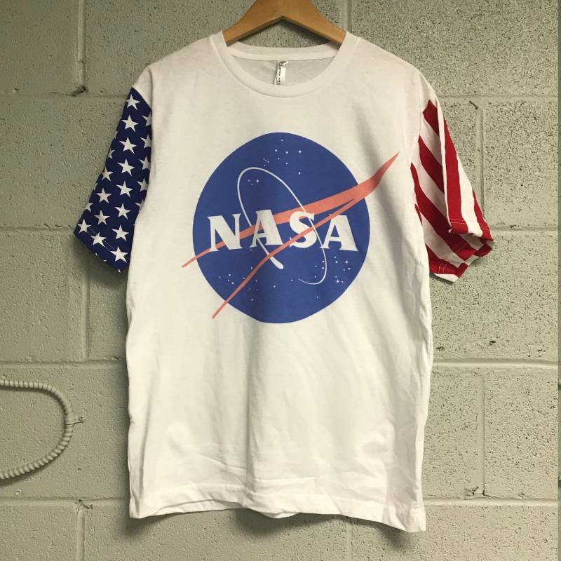 Nasa Meatball Logo Usa Flagge Ärmel Weißes T-Shirt von TrendyTeeStore