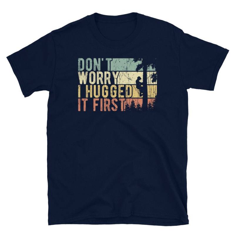 I Hugged It First Tree Feller Arborist Retro T-Shirt von TrendyTeeTime