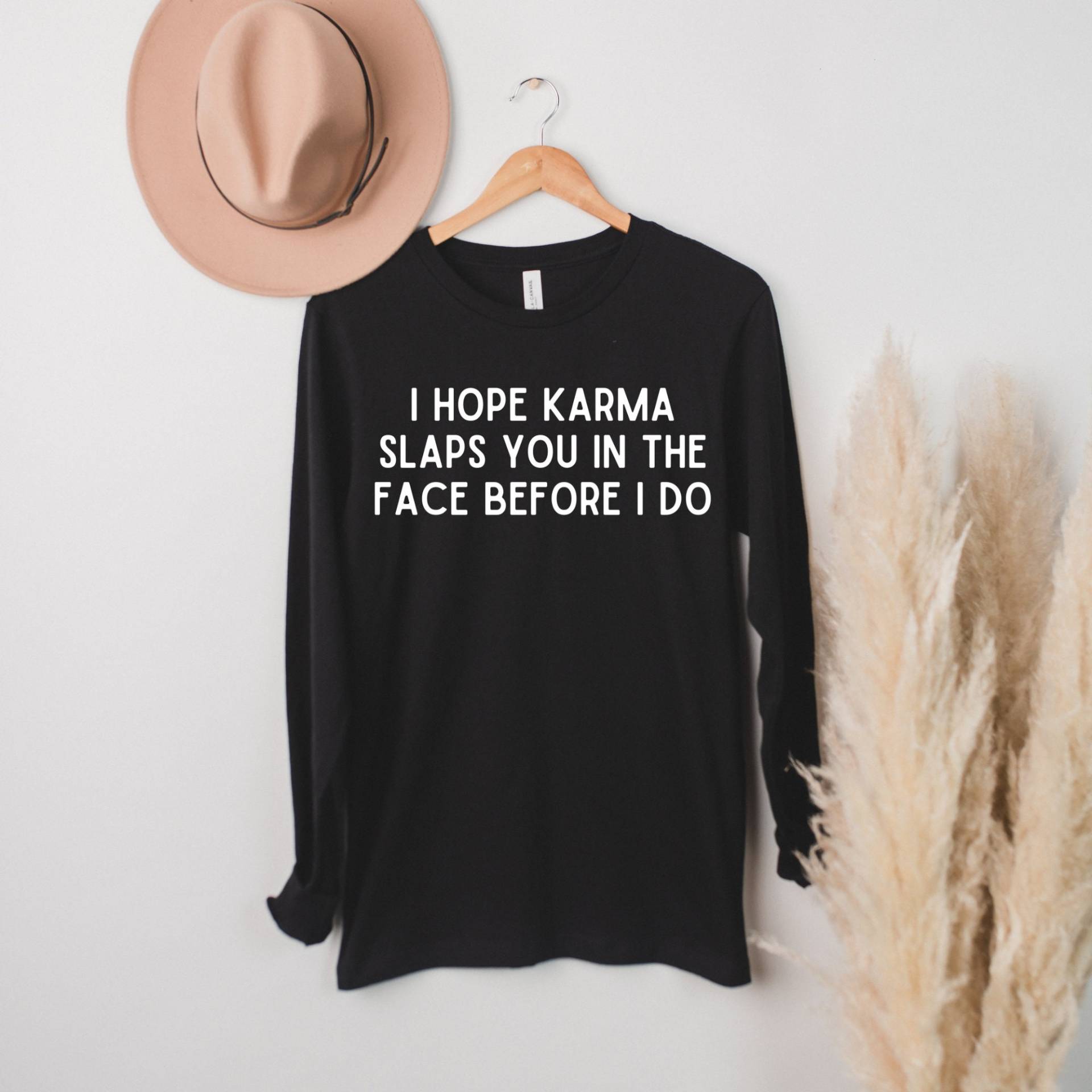 I Hope Karma Slaps You in The Face Before Do Shirt Lustiges Lustige Mama Frauen Shirts Unisex Langarm T-Shirt von TrendyTigerShop