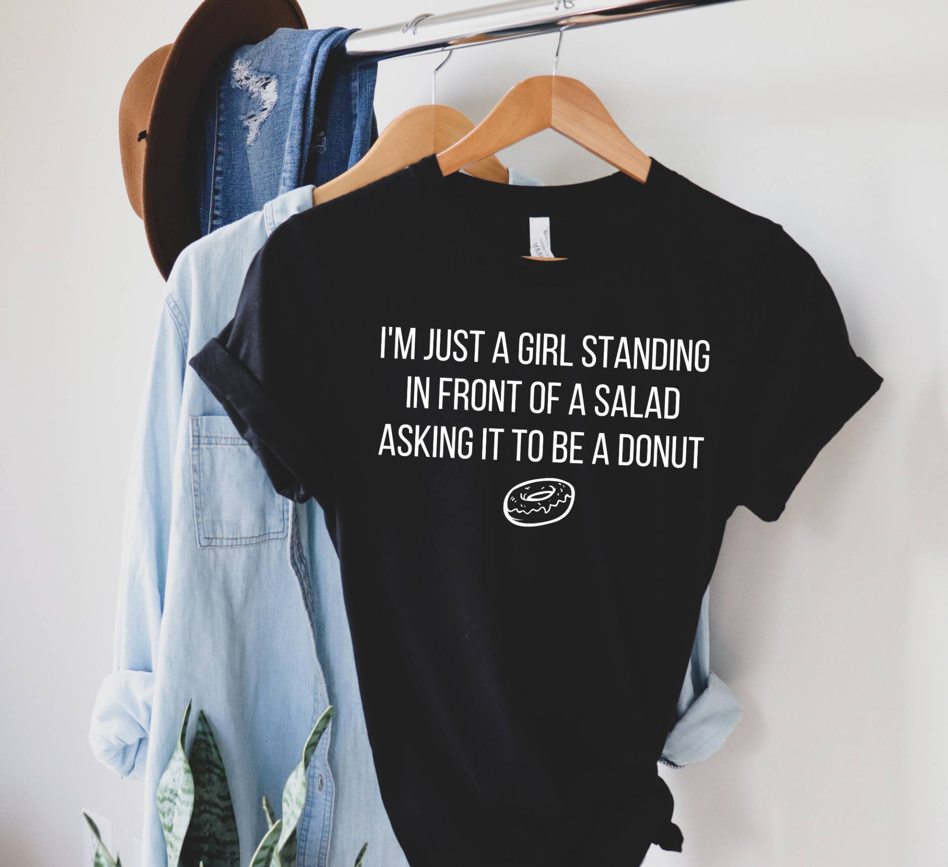 Ich Bin Nur Ein Mädchen Stehend Vor Salat Fragen Es Ist Donut Shirt Lustiges Gym Ketogene Diät Foodie Sarkastisch T-Shirt von TrendyTigerShop