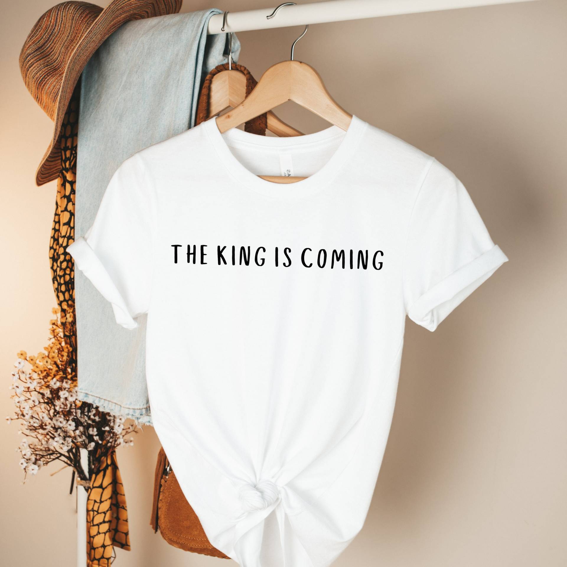 King Is Coming T-Shirt Christliches Shirt Jesus Christliche Frauen Ist König Glaube Kleidung Christliches Kirche von TrendyTigerShop