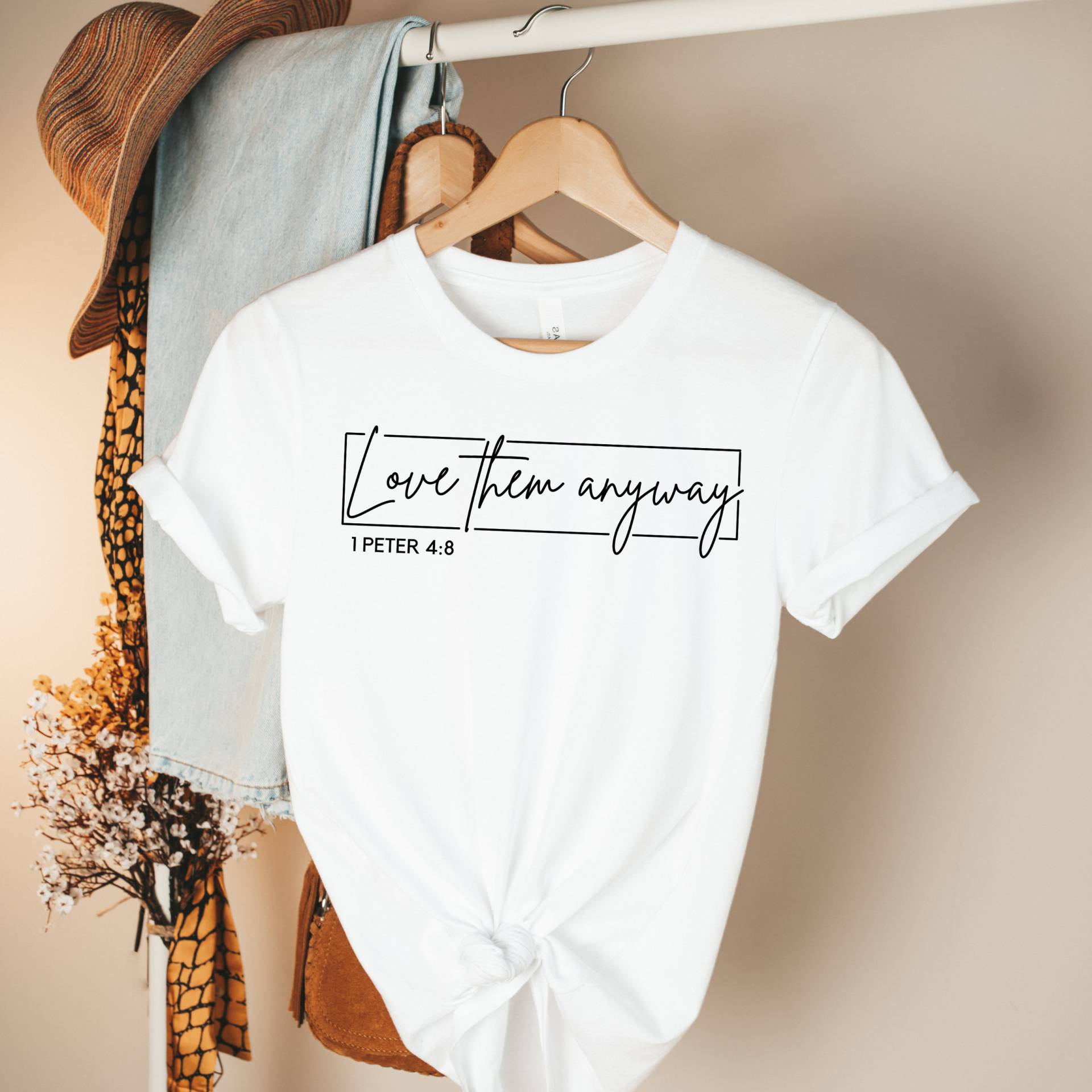 Love Them Anyway Shirt Christian Bibel Vers T Inspiration Christliches Geschenk Retro Inspirational Mug Christian von TrendyTigerShop