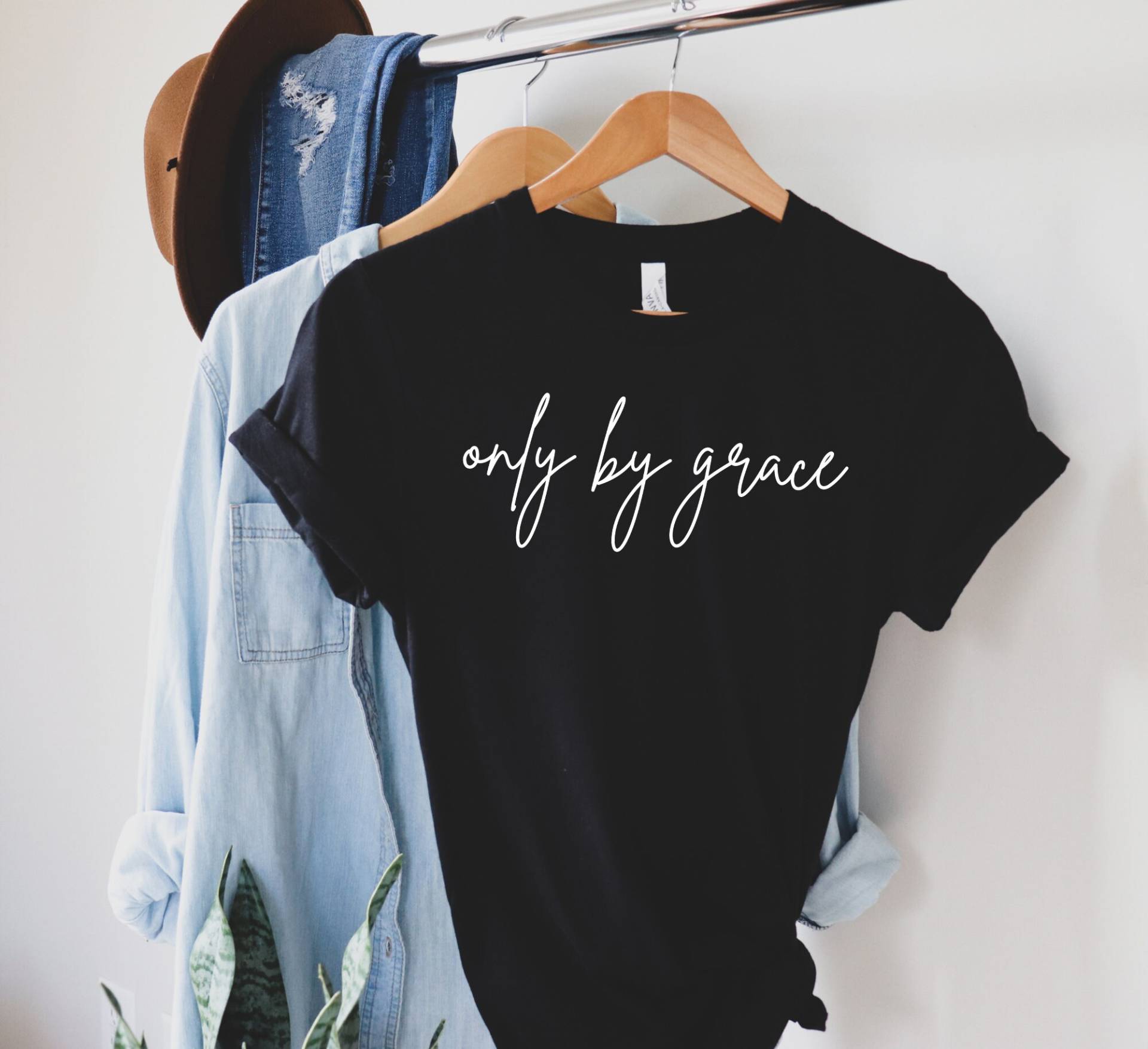 Only By Grace Shirt Christliches Glaube Jesus Religiöses Inspirational Bibel Vers Damen Anmut von TrendyTigerShop