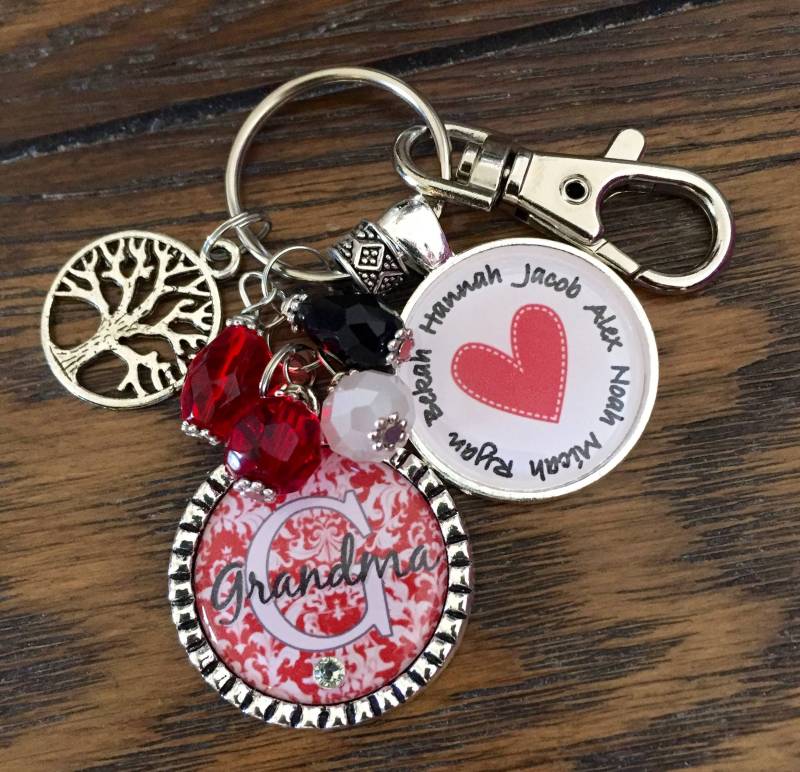 Personalisierter Oma Schlüsselanhänger Kinder Name Nana Mama Geschenk Schwester Tante Lehrer Yaya Tochter Geburtstag Rot Weiß Damast von TrendyTz