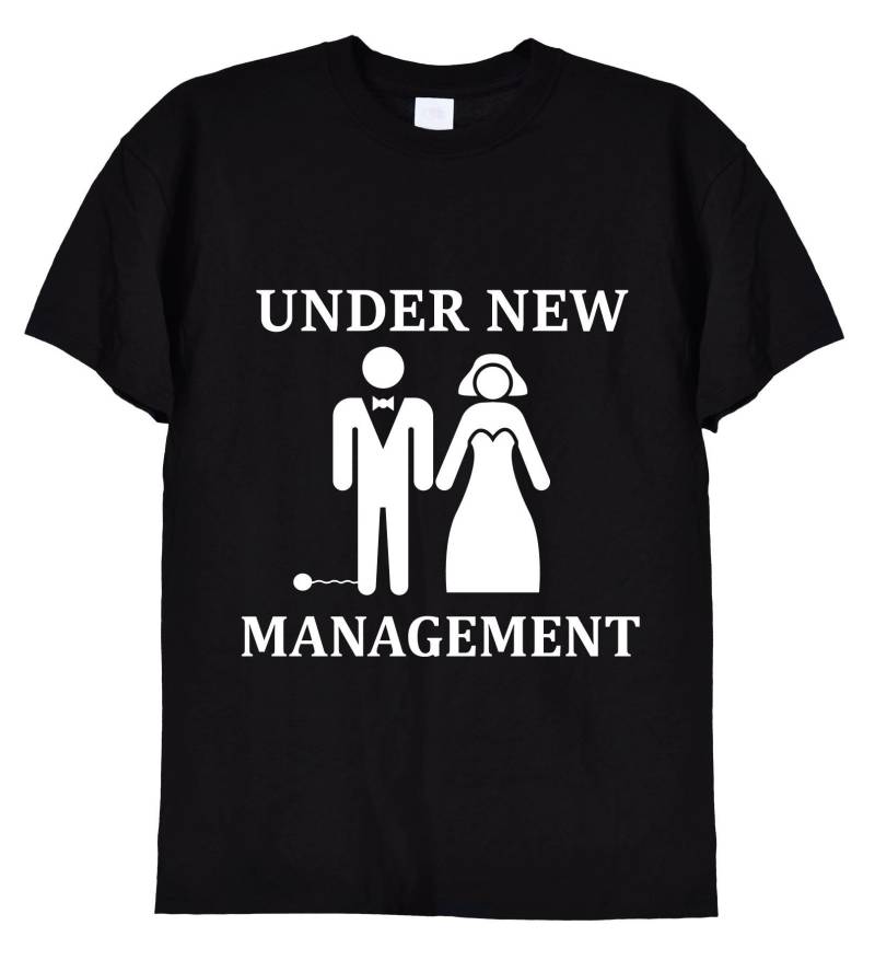 Lustiges Hochzeitstag Unter Neuer Leitung T-Shirt Für Männer, Schwarz Oder Weiß, Perfektes Heiratsgeschenk Den Bräutigam-Ehemann-Ehefrau, 173 von TrendysnugTees