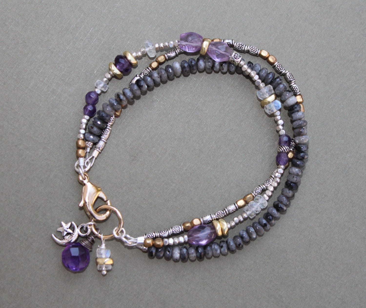 Amethyst Mondstein Larvikit Feldspat Edelstein Mixed Metal Dreifachstrang Armband Sundance Style Amethyst Mondstein Larvikit Feldspat Edelstein Mixed Metal Dreifachstrang Armband Sundance Style von TresJolieJewels