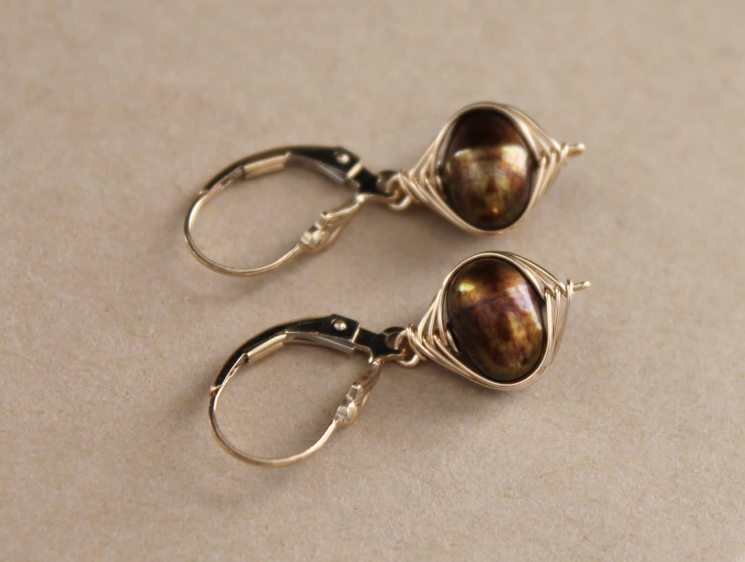 Gold Filled Draht Gewickelt Irisierende Braun Süßwasser Perle Hängende Ohrringe Gold Filled Draht Gewickelt Irisierende Braun Süßwasser Perle Hängende Ohrringe von TresJolieJewels