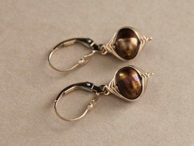 Gold Filled Draht Gewickelt Irisierende Braun Süßwasser Perle Hängende Ohrringe Gold Filled Draht Gewickelt Irisierende Braun Süßwasser Perle Hängende Ohrringe von TresJolieJewels