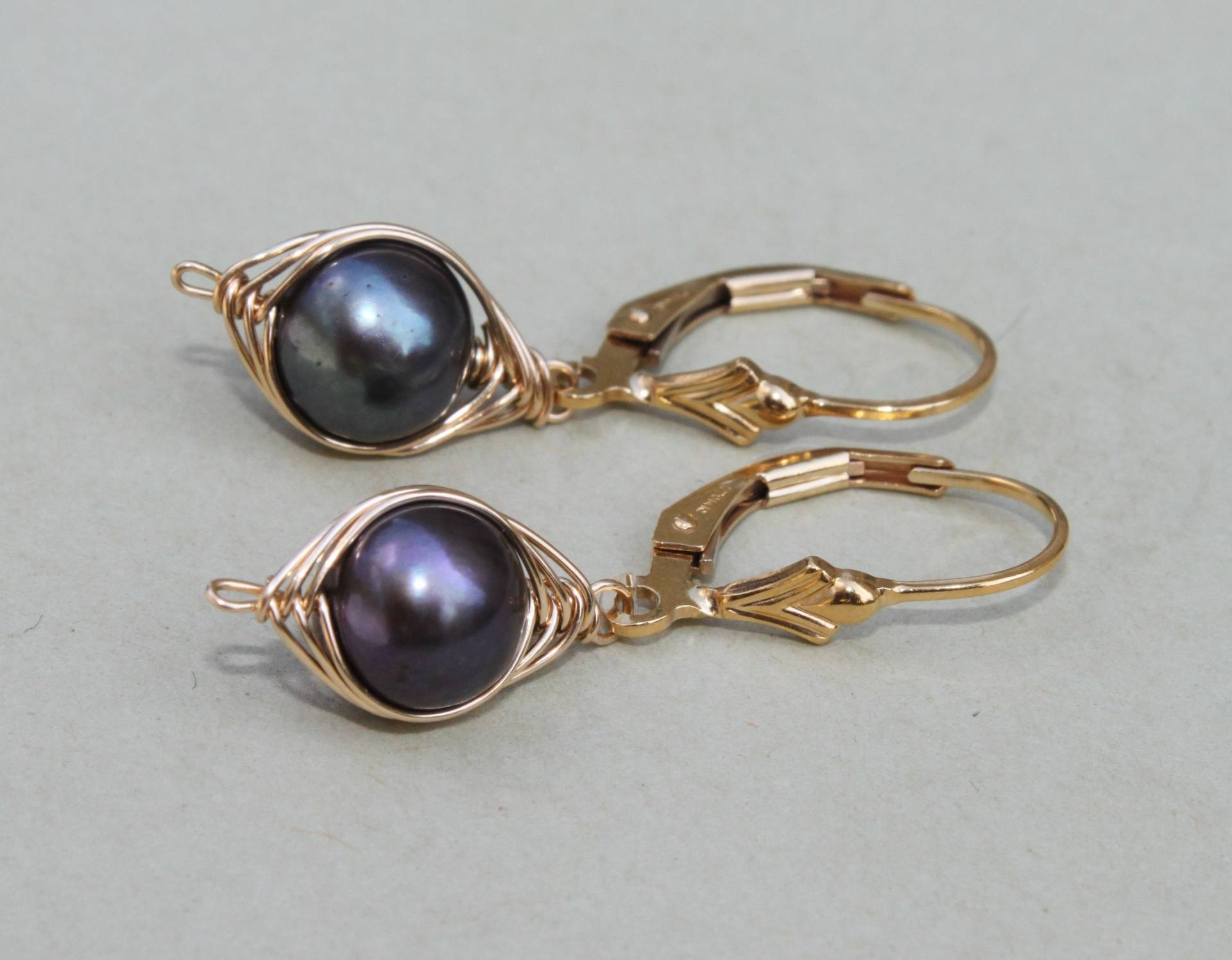 Gold Filled Draht Gewickelt Schwarz Süßwasserperle Baumeln Brisuren Handgefertigte Ohrringe Gold Filled Draht Gewickelt Schwarz Süßwasserperle Baumeln Brisuren Handgefertigte Ohrringe von TresJolieJewels