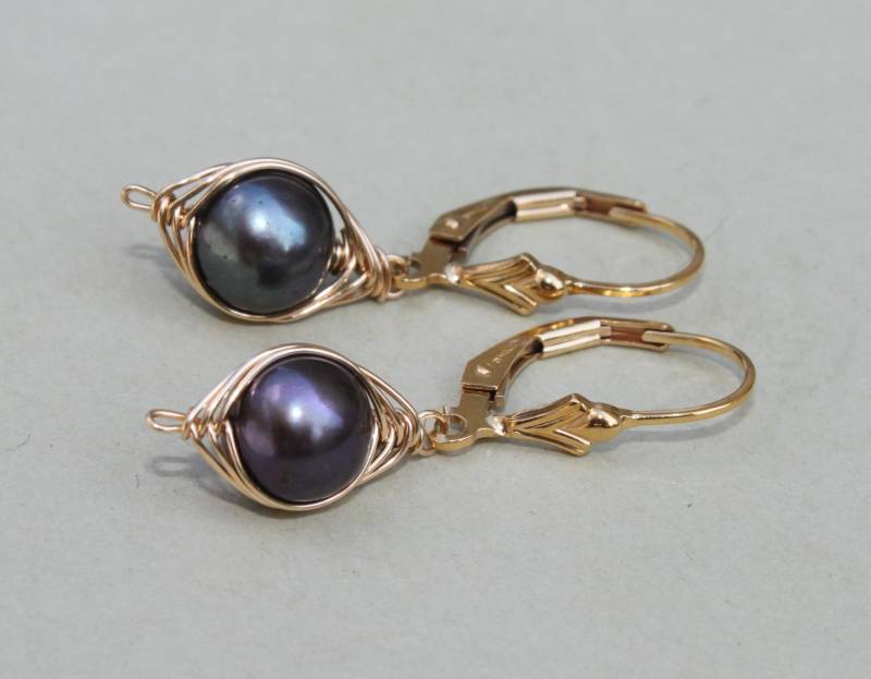 Gold Filled Draht Gewickelt Schwarz Süßwasserperle Baumeln Brisuren Handgefertigte Ohrringe von TresJolieJewels