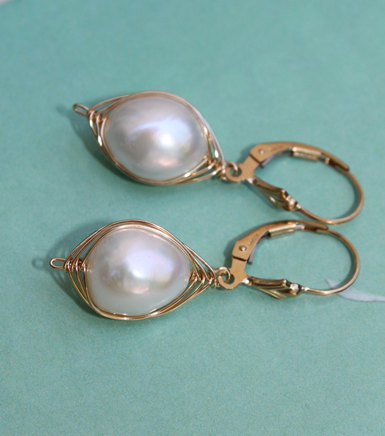 Gold Filled Wire Wrapped Luminous Baroque Süßwasserperlen Ohrringe Gold Filled Wire Wrapped Luminous Baroque Süßwasserperlen Ohrringe von TresJolieJewels