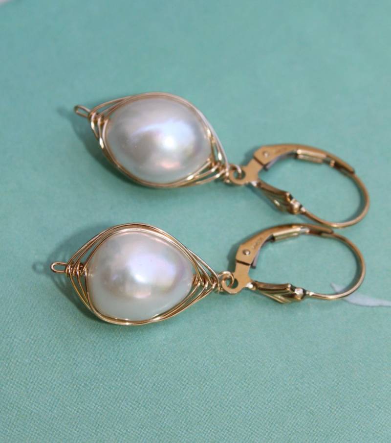 Gold Filled Wire Wrapped Luminous Baroque Süßwasserperlen Ohrringe Gold Filled Wire Wrapped Luminous Baroque Süßwasserperlen Ohrringe von TresJolieJewels