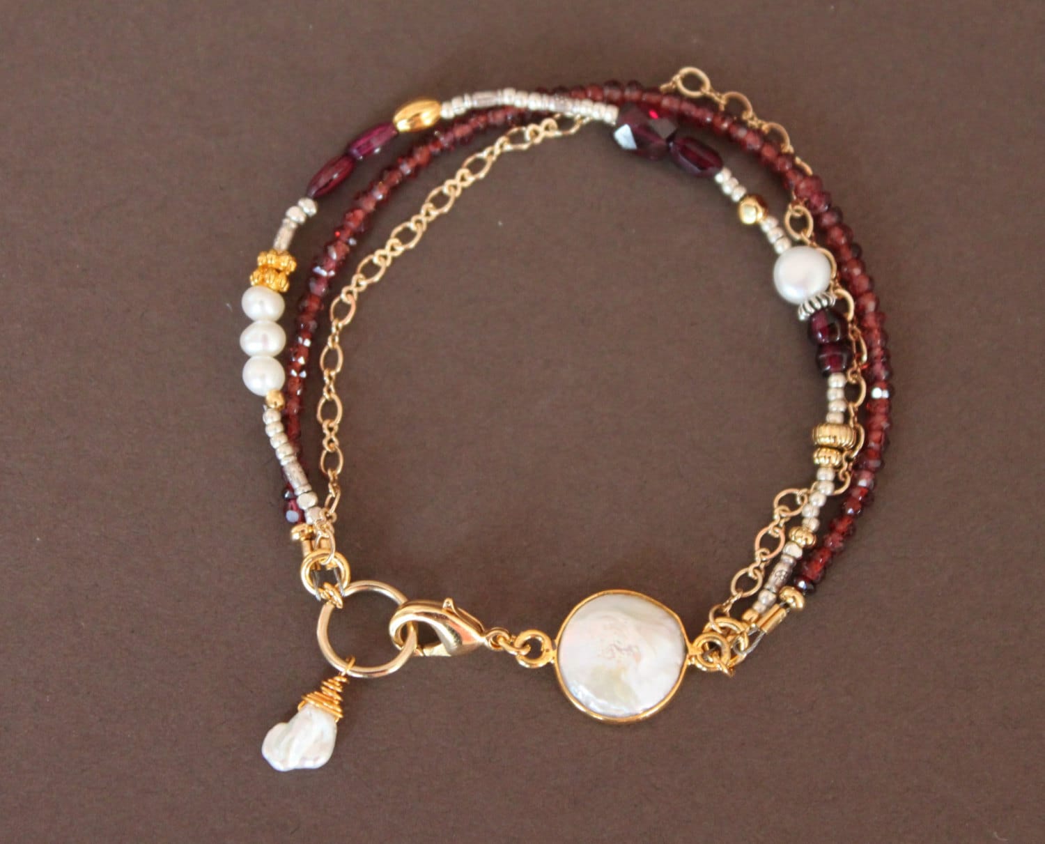 Granat Süßwasser-Münze Thai Silber Perle Goldkette Triple-Strang Armband Sundance Stil Granat Süßwasser-Münze Thai Silber Perle Goldkette Triple-Strang Armband Sundance Stil von TresJolieJewels