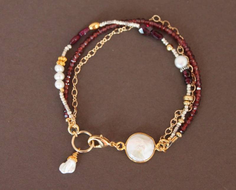 Granat Süßwasser-Münze Thai Silber Perle Goldkette Triple-Strang Armband Sundance Stil Granat Süßwasser-Münze Thai Silber Perle Goldkette Triple-Strang Armband Sundance Stil von TresJolieJewels