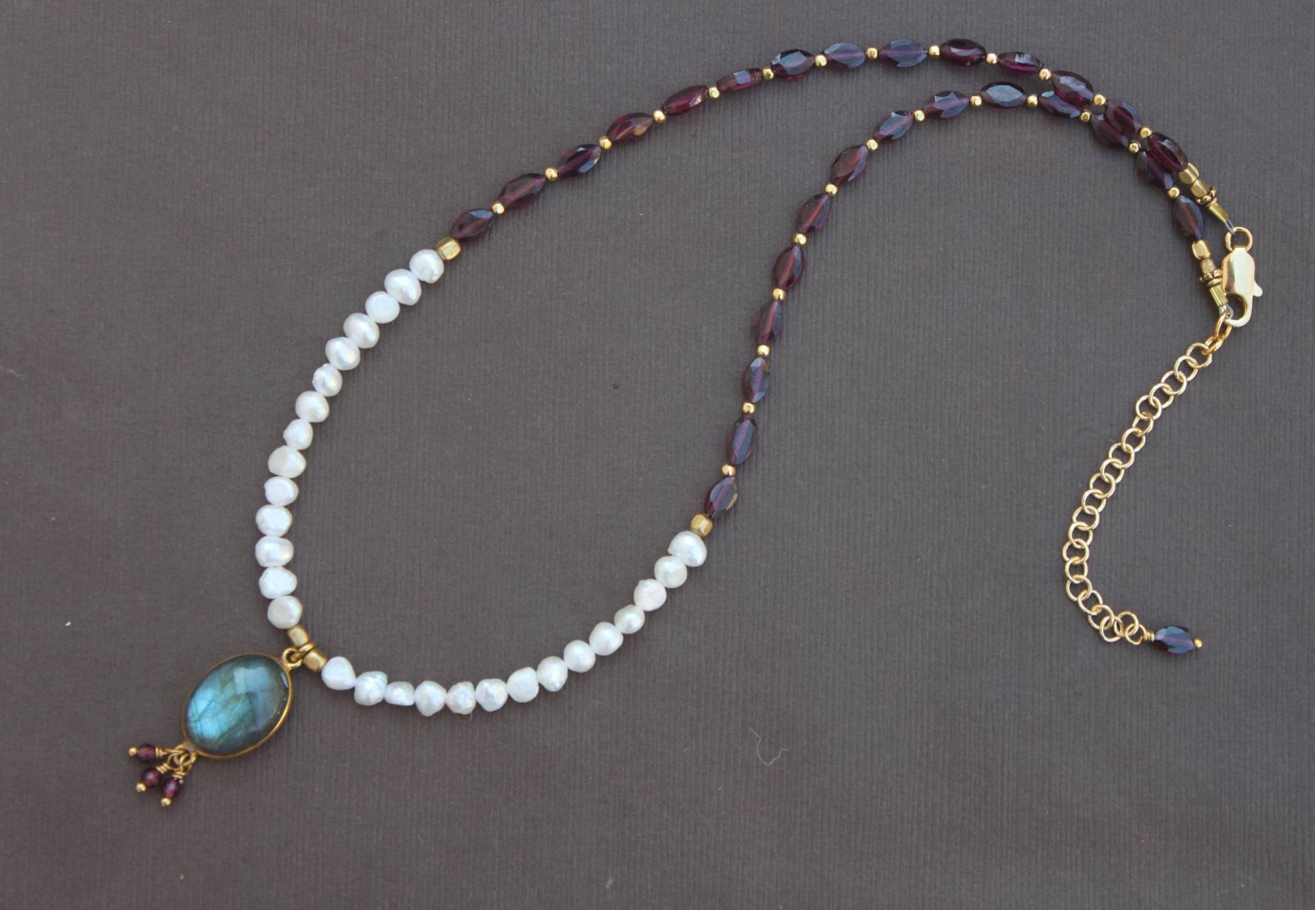 Halskette Granat Labradorit Anhänger Süßwasserperle Edelstein Gold Handgefertigt Sundance Style Halskette Granat Labradorit Anhänger Süßwasserperle Edelstein Gold Handgefertigt Sundance Style von TresJolieJewels
