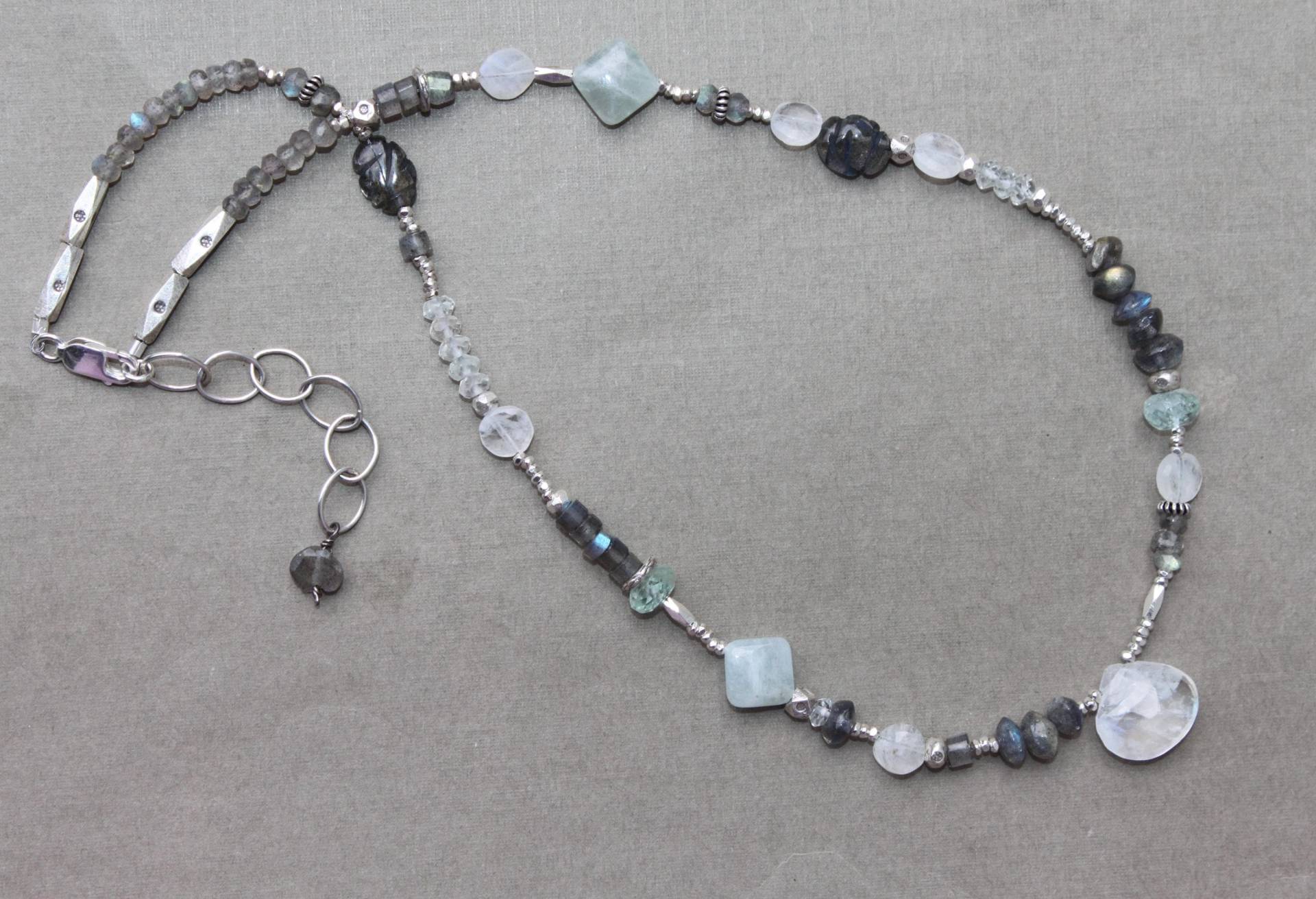 Labradorit Mondstein Aquamarin Halskette Edelstein Mix Hill Tribe Silber Sterling Handgefertigt Sundance Style Labradorit Mondstein Aquamarin Halskette Edelstein Mix Hill Tribe Silber Sterling Handgefertigt Sundance Style von TresJolieJewels