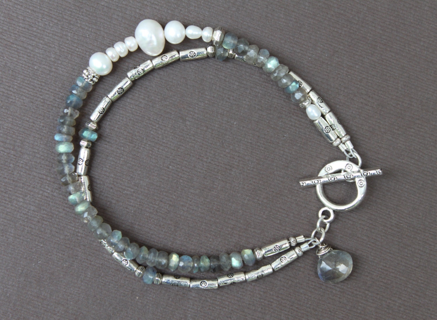 Labradorit Süßwasser Perle Silber Zinn Doppelstrang-Armband Handarbeit Sundance Stil Labradorit Süßwasser Perle Silber Zinn Doppelstrang-Armband Handarbeit Sundance Stil von TresJolieJewels