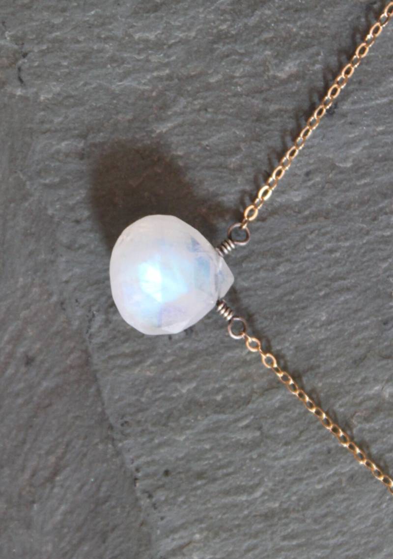 Regenbogen Mondstein Anhänger An Zarter 14 Kt Gold Filled Halskette Minimalist Schmuck Regenbogen Mondstein Anhänger An Zarter 14 Kt Gold Filled Halskette Minimalist Schmuck von TresJolieJewels