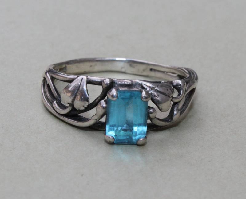 Vintage Sterling Silber Blau Topas Blatt Filigran Edelicate Handgemachte Handwerker Ring Größe 7 Band Vintage Sterling Silber Blau Topas Blatt Filigran Edelicate Handgemachte Handwerker Ring Größe 7 Band von TresJolieJewels