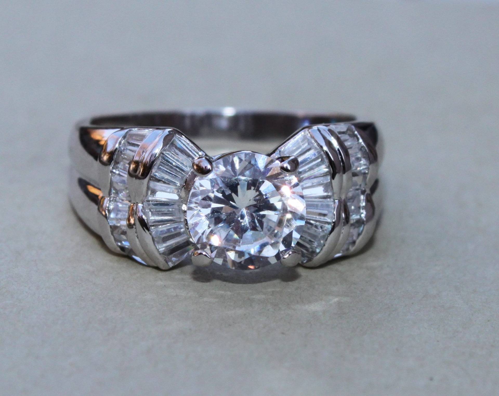 Vintage Sterling Silber Runde Brillant Geschnitten Zirkonia Solitaire Mit Baguettes-Ring-Größe 9-Band Vintage Sterling Silber Runde Brillant Geschnitten Zirkonia Solitaire Mit Baguettes-Ring-Größe 9-Band von TresJolieJewels