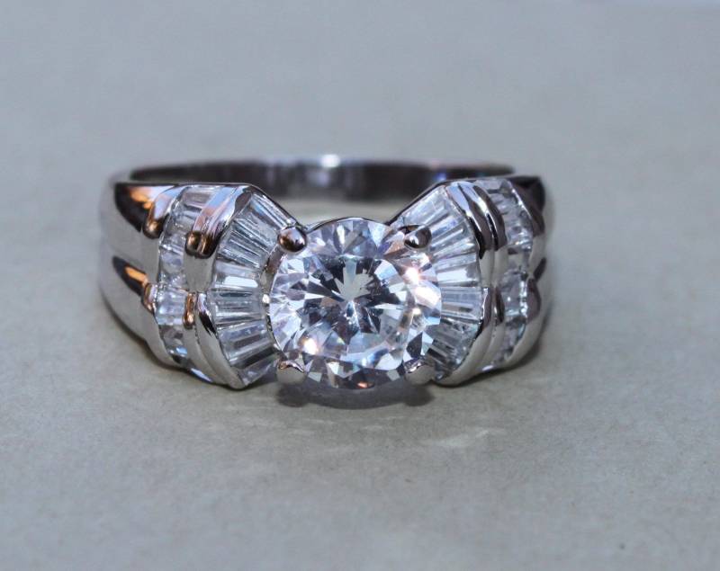 Vintage Sterling Silber Runde Brillant Geschnitten Zirkonia Solitaire Mit Baguettes-Ring-Größe 9-Band von TresJolieJewels