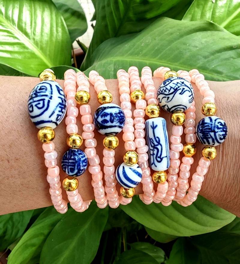 10 Porzellanarmbänder - Rosa Freundschaftsarmbänder Boho Chic Sommer Porzellanperlen Layering-Armbänder Perlenarmbänder Stapelbar von TresJoliePT