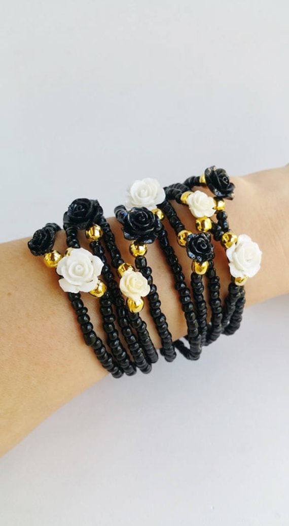 Blumenperlenarmbänder Für Frauen, Die Schwarzen Und Weißen Schmuck Ihr Geschenk Mutter, Schwester, Freundin, Das Perfekte Mit Blumenperlen Dehnen von TresJoliePT