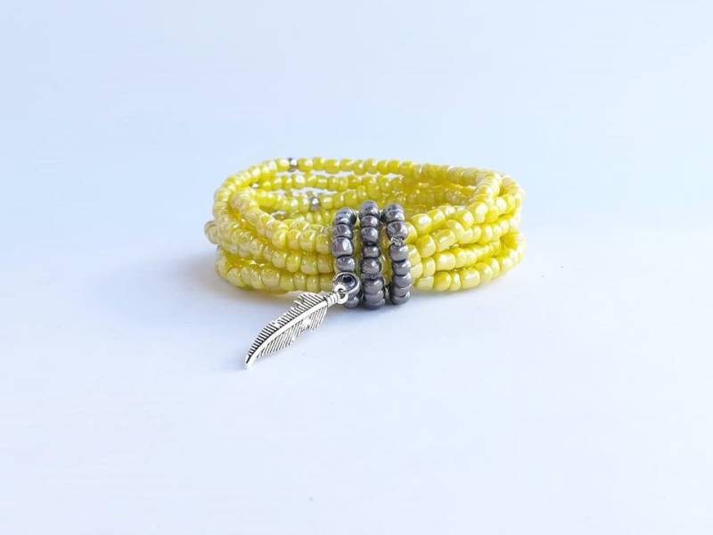 Brautjungfer Armband, Schmuck, Gelbe Armbänder, Einfachen Stack, Billiges Geschenk, Feder-Charme, Rocailles Perlen Stapelns von TresJoliePT