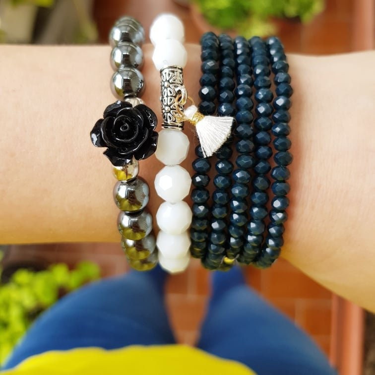 Facettierter Edelstein, Perlenarmband, Stretcharmband, Schwarzweißes Armband, Edelsteinarmband, Tasselschmuck, Tassel-Armband, Schwarze Blume Facettierter Edelstein, Perlenarmband, Stretcharmband, Schwarzweißes Armband, Edelsteinarmband, Tasselschmuck, Tassel-Armband, Schwarze Blume von TresJoliePT