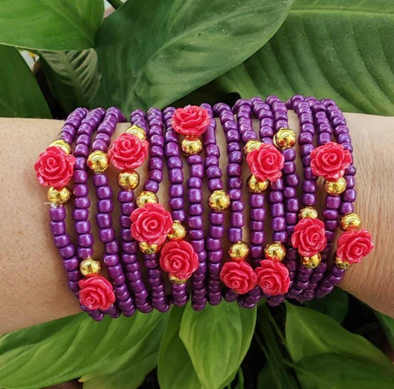 Frühlingsarmband - Freundschaftsarmband Lagenarmbänder Stretcharmbänder Lila Rosa Rosenarmbänder Rosen Perfektes Geschenk von TresJoliePT